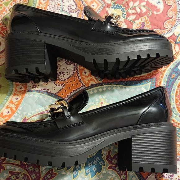 Guess Women's 1.5-Inch Platform Heel Chain Loafers Black Size US:10 - Picture 6 of 15